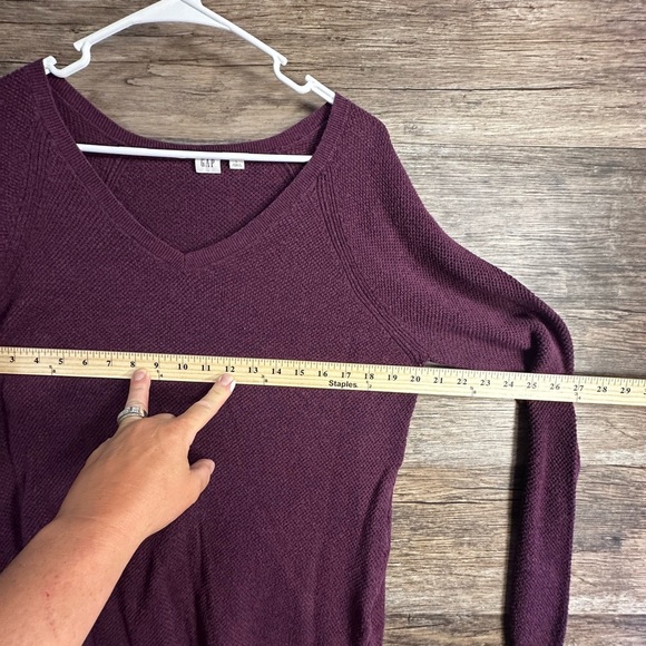 GAP Women's Purple V-Neck Sweater - Picture 6 of 9